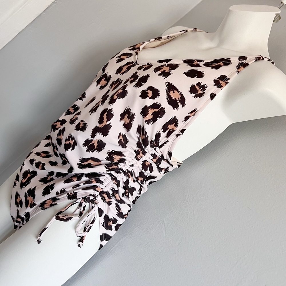 Kona Sol Leopard V-neck Racerback One Piece Swimsuit in Cream โข M - Picture 4 of 7